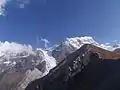 Yansa Tsenji (Dragpoche, 6567 m), die nordwestliche Abrisskante des Bergsturzes, im Vordergrund der aus Bergsturzmasse bestehende Kyanjin Ri