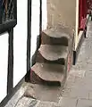 Ausgetretene Aufsteighilfe aus einem Block mit vier Stufen, Armenhaus, Cheshire
