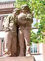 Die Pfeiler der Schulhof-Einfriedungen schmücken  seit 2006 wieder Schulkinderfiguren