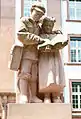 Die Pfeiler der Schulhof-Einfriedungen schmücken  seit 2006 wieder Schulkinderfiguren