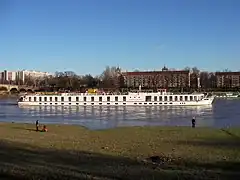FlusskreuzfahrtschiffKatharina von Boraauf der Elbe in Dresden(März 2006)