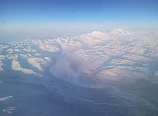 Blick über die Alaskakette, der Dall-Gletscher mündet in das Tal des East Fork Yentna River (Bildmitte links)