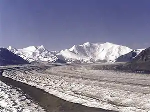 Der Nabesna-Gletscher, links im Hintergrund erheben sich die Atna Peaks, rechts der Mount Blackburn mit seinen beiden Gipfeln