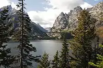 Jenny Lake mit Mount Owen (links) und Mount Saint John (rechts)