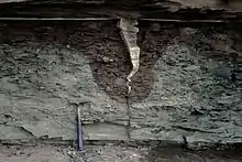 Querschnittsansicht eines alten Trockenrisses