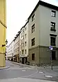 Blick auf die Fassaden entlang der Straße am Abzweig zur Sparkassenstraße.