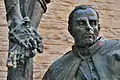 Darstellung von Kardinal von Galen in der Kreuzigungsgruppe