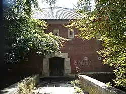 Haupteingang mit der Brücke über den Wassergraben.