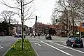 Auto- und Radfahrer biegen nebeneinander ab
