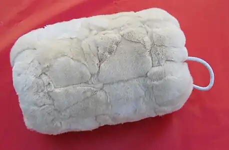 Muff aus Kaninbacken  (China, 2008)