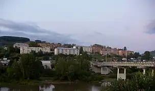 Ortsmitte und Brücke über den Fluss Mundybasch