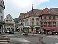 Blick auf die Place du Marché, die Rue Saint-Gregoire und die Grand Rue mit dem Rathaus