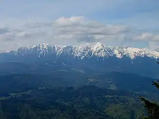 Schneebedeckte Gipfel des Bucegi-Gebirges