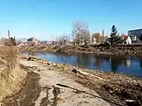 Die Dämme entlang der Mur werden – flussaufwärts – niedriger und enden auf Höhe der Seifenfabrik (links im Bild) (15. Feb. 2017)