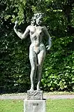 Stehendes Mädchen von Hermann Haller, um 1940