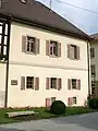 Laufender Hund als aufgemaltes Gurtgesims am sogenannten Fürstenbau in Murrhardt, Klosterhof 6