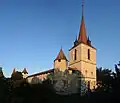 Stadtmauer mit Kirchturm