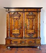 Kleiderschrank mit sieben Säulen (1665)