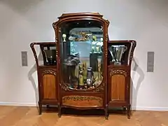 Jugendstilvitrine mit Jugendstilglas