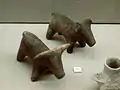 Zwei der Rinder-Figuren aus dem Opferfeuer