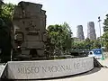 Darstellung des aztekischen Gottes Tlaloc am Eingang des Museums