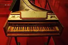 Edward L. Kottick: A History of the Harpsichord. Indiana University Press, Bloomington (Indiana) 2003, S. 240. Auch in: Edward L. Kottick, George Lucktenberg: Early Keyboard Instruments in European Museums. Indiana University Press, Bloomington/Indianapolis 1997, S. 187. (In dieser Publikation wird das Instrument als mystery harpsichord bezeichnet, und die Autoren meinen, es habe eine „sächsische“ Rose am Resonanzboden).