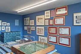 Sammelsurium mit Osterschriften, einem Relief, der alten Gemeindekasse etc.