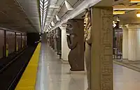 Museum, Toronto:Die postmoderne Pfeilergestaltung verweist auf das Royal Ontario Museum