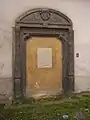 barockes Portal an der Straßenseite