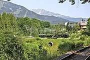 Zug der Museumstramway auf dem Abschnitt zum Promenadenweg, im Hintergrund der Ötscher