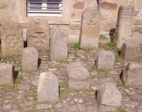 Historische Grenzsteine im Herrenhof Mußbach