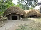Rekonstruierte Grubenhäuser im Freilichtmuseum Muzeul Național al Satului „Dimitrie Gusti“ in Bukarest