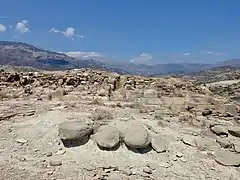 Gebäudereste östlich des Platzes vor der „Villa“