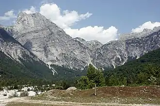Qafa e Pejës rechts des markanten Arapi von Theth gesehen  (tiefster Einschnitt oberhalb des Kreuzes)