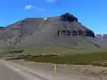 Über Núpur erhebt sich ein mächtiger Berg gleichen Namens.