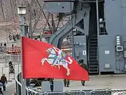 Schiff Jotvingis (N42) der litauischen Seestreitkräfte mit der historischen Staatsflagge Litauens