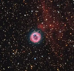 Aufnahme des planetarischen Nebels NGC 6894 mit dem 81 cm durchmessendem Spiegelteleskop des Mount-Lemmon-Observatoriums.