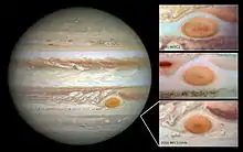 Auf der linken Seite ist eine Gesamtansicht von Jupiter dargestellt, mit dem großen Roten Fleck rechts unterhalb der Bildmitte. Auf der rechten Seite sieht man drei Darstellungen des Flecks aus den Jahren 1995, 2009 und 2014. Der Große Rote Fleck ist in allen drei Darstellungen umrandet von weißen, chaotischen Wolkenstrukturen. Im oberen Bild erscheint der Fleck ovaler und größer als in den beiden unteren Darstellungen.