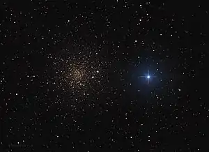 Kugelsternhaufen NGC 6366 mit dem Stern HD 157950. Eine Amateuraufnahme von Robert Eder