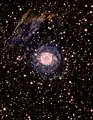 Langbelichtete Aufnahme mithilfe des südlichen Gemini-Teleskops und Linienfilter für die Spektrallinien von OIII (blau), H-alpha (gelb),  und SII (rot)