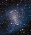 Überlagerte Aufnahmen • des Very Large Array, blau wiedergegeben: neutraler Wasserstoff,• des Atacama Large Millimeter/submillimeter Array, orange: CO• und des MPG/ESO-2,2-m-Teleskops, die die Galaxie­struktur zeigen