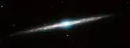 Infrarotaufnahme, Spitzer-­Welt­raum­tele­skop. Ein Ring aus Gas und Staub tritt bei 8 µm Wellen­länge (rot) hervor, das Sternen­licht des Bulges bei 3,6 µm (blau).