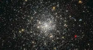 Aufnahme des Kugelsternhaufens NGC 6293 mithilfe des Hubble-Weltraumteleskops