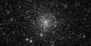 Aufnahme des Kugelsternhaufens NGC 6453 mithilfe des Hubble-Weltraumteleskops
