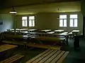 Aufenthaltsraum in einer Baracke