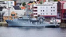 Seitenansicht des Schiffs Kronsort vor der Stadtkulisse von Harstad (Norwegen) im Juni 2018