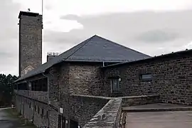 Hauptgebäude mit Turm