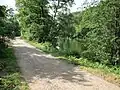 Wanderweg (rechts ein nicht mehr zum NSG gehörender Weiher)