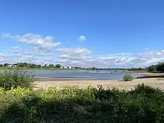 breiter Kiesstrand mit Buhnen – Ruhezone und Rückzugsmöglichkeit für Vögel und Fische