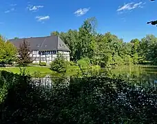 Haus Laubach mit Teich im NSG